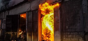 Масштабный пожар в Одесском районе: горел рынок 