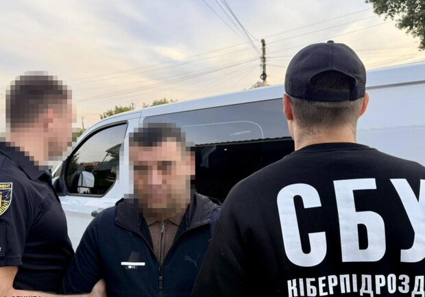 СБУ Харківщини затримала шахраїв, які видурювали гроші у колишніх полонених. Фото: СБУ