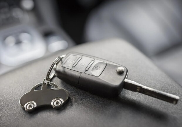 У тещи харьковского экс-военкома конфисковали люксовый автомобиль. 