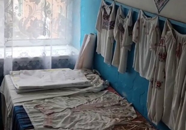 Український військовий урятував старовинні вишиванки зі зруйнованої школи на Харківщині. 
