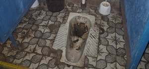 Ужасные условия в укрытии: киевляне показали состояние туалета на 