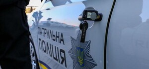 Задержание мужчины возле ТЦ 