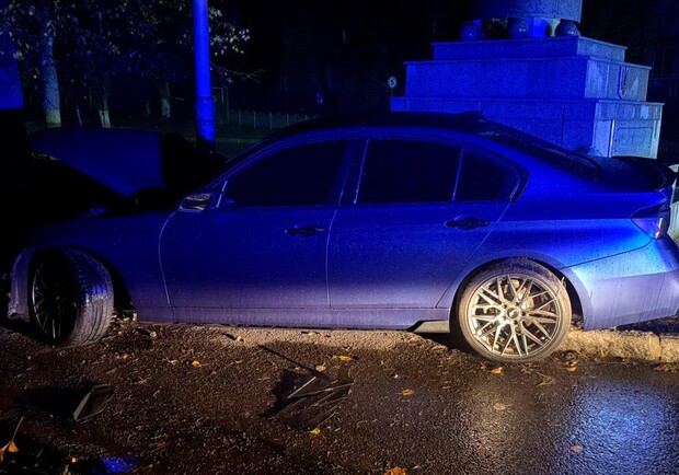 В центре Харькова BMW влетел в памятник: четверо пострадавших - фото