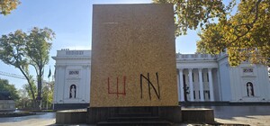 В Одессе забили памятник Пушкину на Биржевой площади: готовят к демонтажу