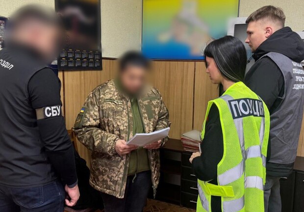 Співробітниця військкомату допомагала чоловікам уникнути мобілізації. 