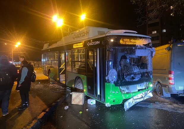 У Харкові тролейбус в'їхав у зупинку: водієві стало погано. 