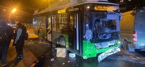 В Харькове троллейбус въехал в остановку: водителю стало плохо