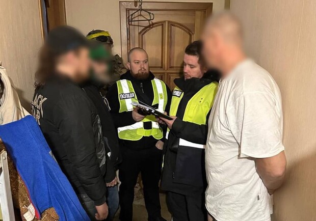 В Харькове разоблачили мародеров, которые обворовывали поврежденные обстрелами квартиры. 