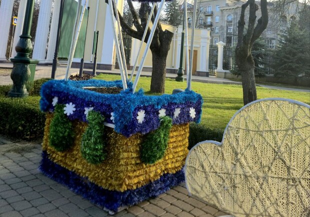 У Харкові прикрашають Центральний парк на Новий рік. 