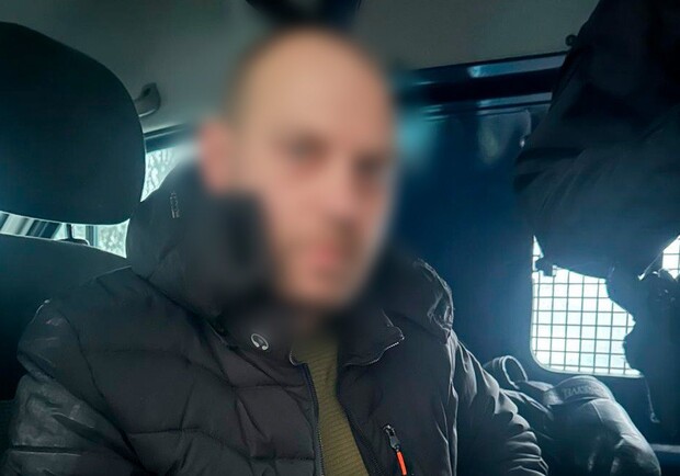 В Харькове мужчина устроил стрельбу в подъезде многоэтажки. 