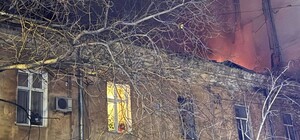 В Одессе БпЛА упал на дом: вспыхнул пожар (обновлено)