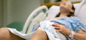 У перинатальному центрі на Оболоні в Києві лікарці повідомили про підозру після смерті породіллі