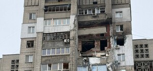 В Днепре жители возвращаются в разрушенную многоэтажку после атаки 