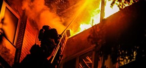 У Київському районі горіла квартира, постраждала жінка