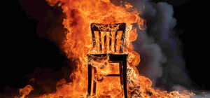 В Чугуеве полицейские спасли супружескую пару из горящего в результате обстрела дома (видео)