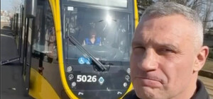 Із кондиціонерами і зарядками для гаджетів: на лівому березі Києва запустили три нові трамваї