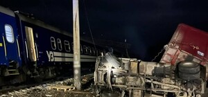На Харьковщине грузовик врезался в пассажирский поезд: движение задерживается