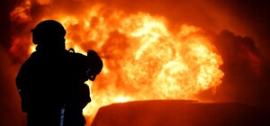 Под Харьковом после обстрела горит предприятие: фото