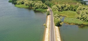 Оккупанты сбросили шесть авиабомб на Печенежскую дамбу