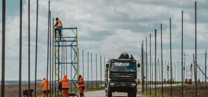 На Харьковщине дороги закрывают антидроновыми сетками: уже создали 30 км защищенных коридоров