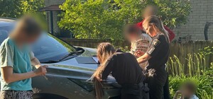 В Харькове мать на улице била ребенка: мальчика забрали из семьи