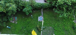 На Салтовке из окна пятого этажа выпал ребенок