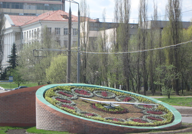 Фото kp.ua. Цветочные часы с проспекта Гагарина уберут. 