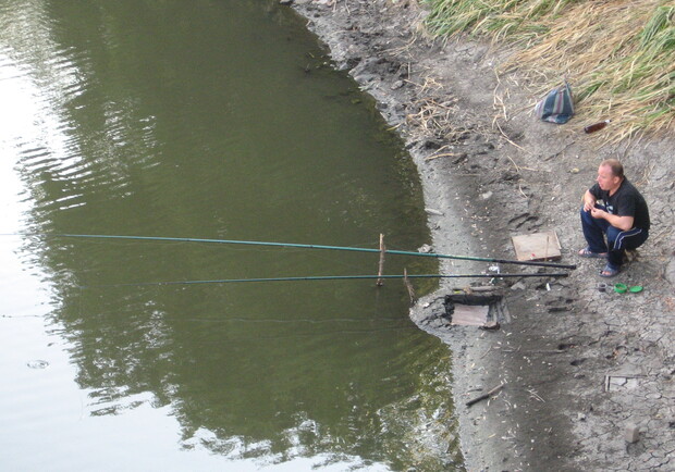 Фото kp.ua. Предприятие оштрафуют за загрязнение реки. 