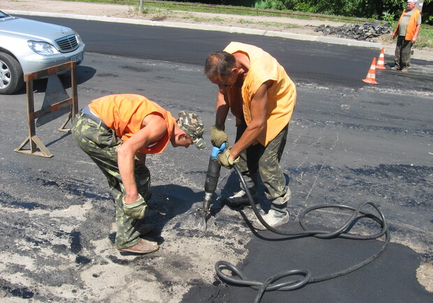 В уборке улично-дорожной сети Харькова задействованы 142 дорожных рабочих. Фото из архива "КП".