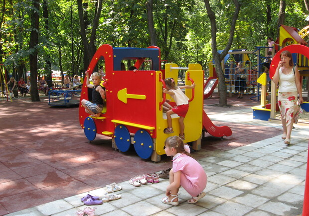 На строительство детских и спортивных площадок в Харьковской области в течение года дополнительно направляется 1 миллион гривен. Фото из архива "КП".