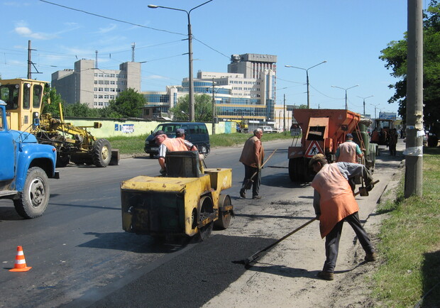 В уборке улично-дорожной сети Харькова задействованы 140 дорожных рабочих. фото из архива "КП".
