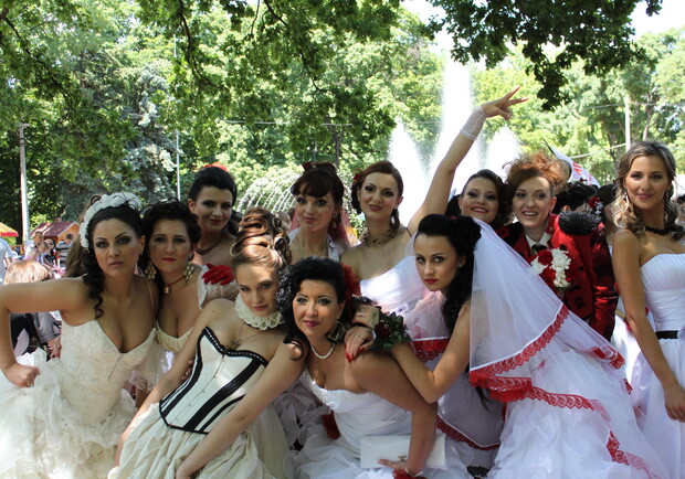 Вчера в Харькове прошел ежегодный, уже четвертый по счету, Парад Невест.