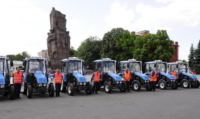 Геннадий Кернес принял участие в передаче 19 тракторов в коммунальную собственность города. Фото с сайта Харьковского горсовета.