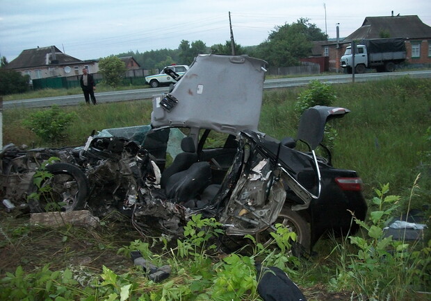 Водитель автомобиля "Toyota Camry" превысил скорость, не справился с управлением, зацепил обочину и совершил наезд на препятствие – железобетонную стелу. Фото пресс-службы ГАИ.