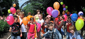 Донецкая малышня рассекает на уточках, львятах и автомобилях ГАИ