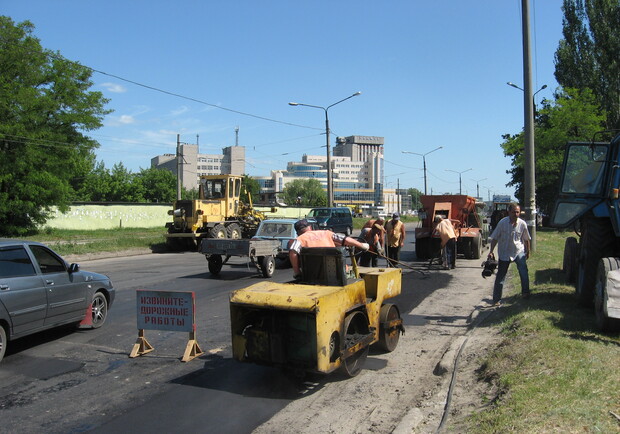 На завтрашней сессии областного совета распределят средства на ремонт дорог в Харькове и области. Фото из архива "КП"