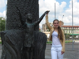 Дарине Стрелец грозятся отдать ее копию, но что делать со скульптурой, девушка не представляет. Фото автора.