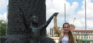 Фрагмент памятника с площади Розы Люксембург чиновники подарят юной харьковчанке