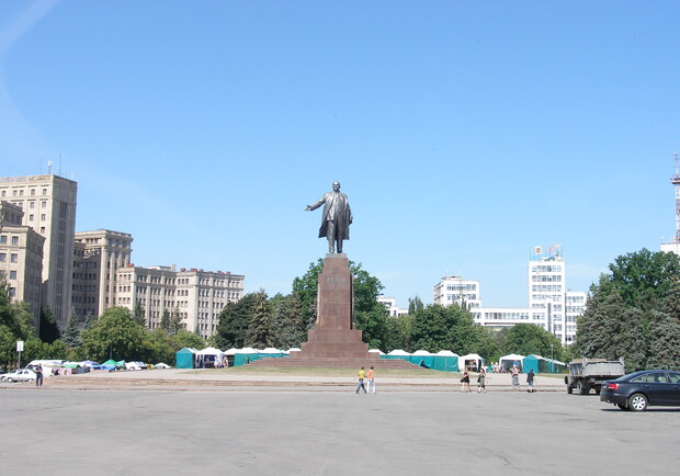 Фото "В Городе". Фан-зону на площади Свободы охранять будут "частники", а не МВД.  