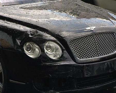 Автомобиль "Бентли", принадлежащий народному депутату Украины Александру Фельдману, сбил в центре Харькова скутериста.