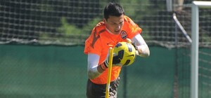 Худжамов пока в «Шахтере». Ловит парящие мячи 