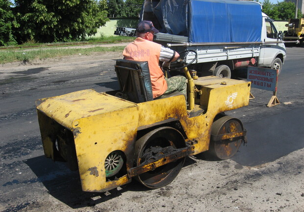 В уборке улично-дорожной сети Харькова задействованы 130 дорожных рабочих.  Фото из архива "КП".