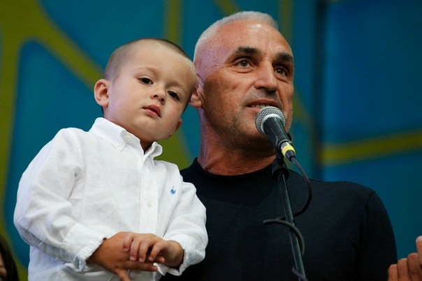 Фото Саши Осипова. Ярославский и его младший сын Вова. 