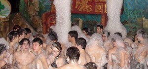 На пенной вечеринке всех било током, но дискотеку не прекращали