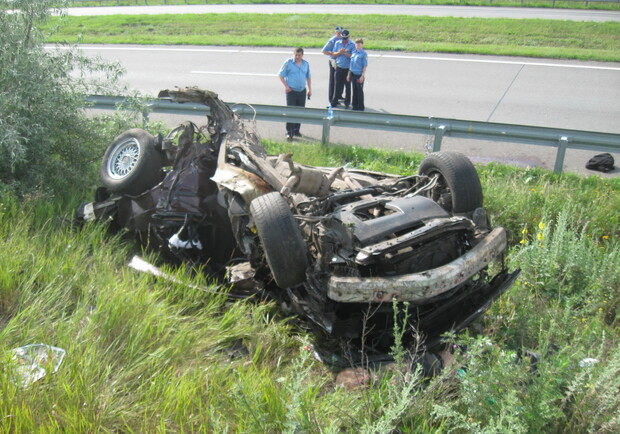 42 - летний водитель автомобиля "BMW-520", не справился с управлением, и машина вылетела в кювет. Фото пресс-службы областной ГАИ.