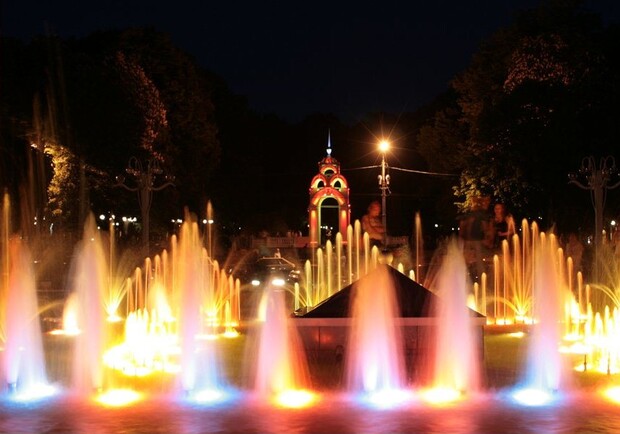 Наш город славится на всю Украину большим количеством красивейших фонтанов. Фото <a href= http://xmages.net/show.php/2596486_5-jpg.html>xmages.net</a>.
