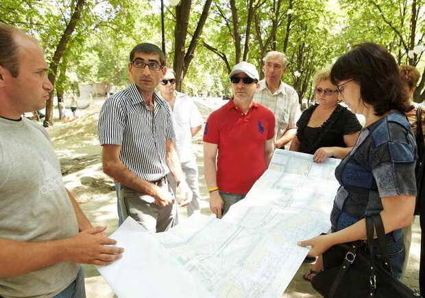 На не давнем субботнике Геннадий Кернес проверил ход выполнения работ по реконструкции этого сквера.  Фото с сайта Харьковского горсовета.