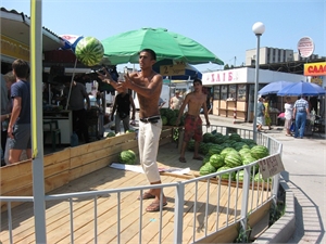 Решение торговать арбузами только на рынках и в торговых сетях уже принято и руководством города. фото автора.