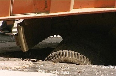 Фото <a href=http://atn.kharkov.ua/newsread.php?id=64162>АТН</a>. КамАЗ проломил бетонную плиту и провалился под асфальт. 