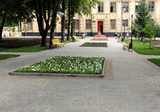 Для отдыха жителей и гостей города установили 56 парковых скамеек и урны для мусора, фигурно вымостили дорожки и тротуары. Фото с айта Харьковского горсовета.